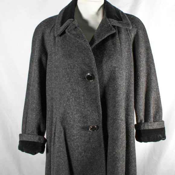 Classic New York Streetstyle Dark Gray Wool Overcoat with Velveteen Trim - Picture 2 of 8